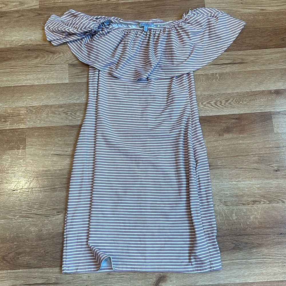 Off shoulder form fitting dress by Charlotte Russe